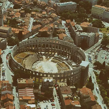 Appartement Place To Be - In The Centre With Private Parking Pula