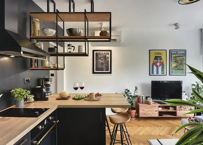 Place To Be - In The Centre With Private Parking Apartman Póla