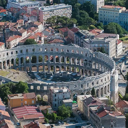 Place To Be - Center * Pula