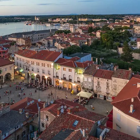 Place To Be - Center 아파트