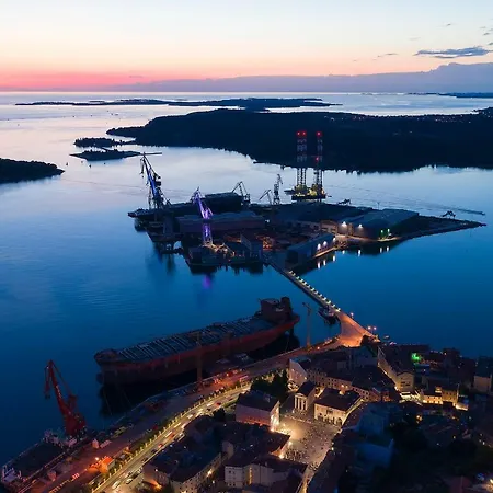 아파트 Place To Be - Center 풀라