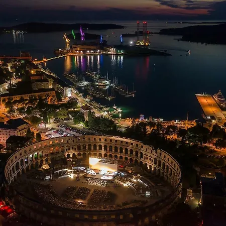 Lejlighed Place To Be - In The Centre With Private Parking Pula