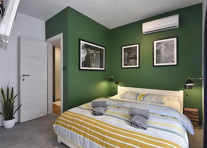 Place To Be - In The Centre With Private Parking Pula