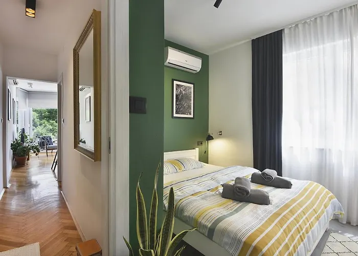 Place To Be - In The Centre With Private Parking Apartment