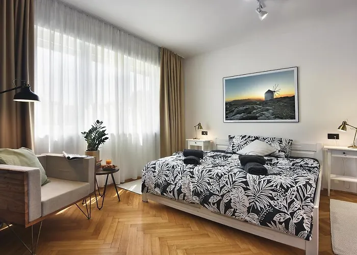 Place To Be - In The Centre With Private Parking