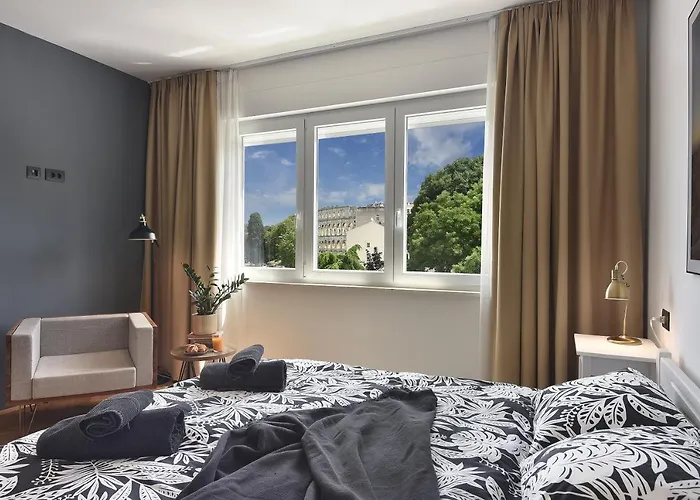 Apartment Place To Be - In The Centre With Private Parking