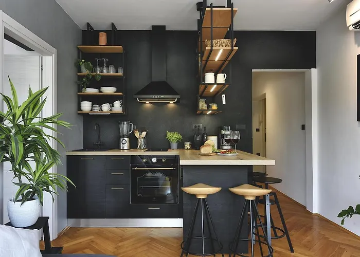 Place To Be - In The Centre With Private Parking Apartment *