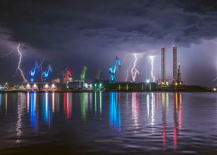 Apartment Place To Be - In The Centre With Private Parking