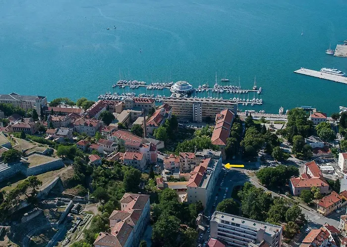 Place To Be - In The Centre With Private Parking Apartment