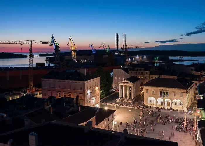 Place To Be - In The Centre With Private Parking Apartment *