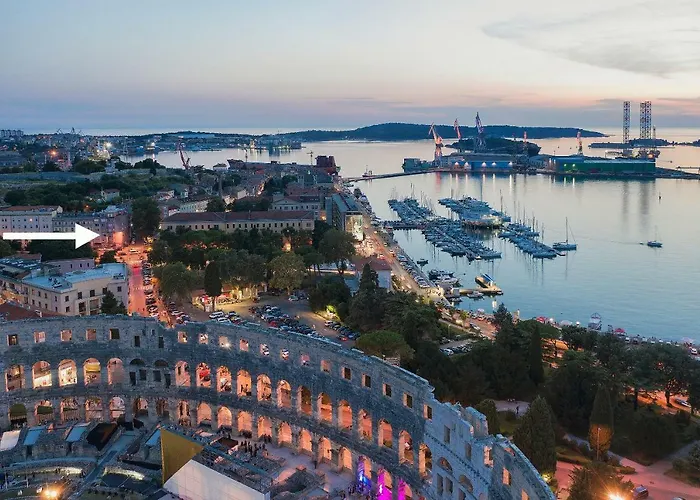 Place To Be - In The Centre With Private Parking Apartment Pula