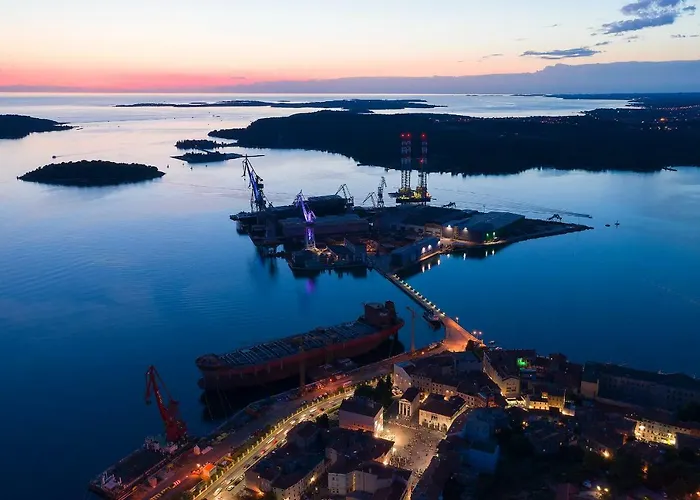 Apartment Place To Be - In The Centre With Private Parking Pula