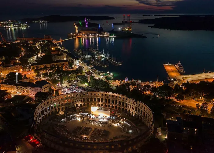 Apartment Place To Be - In The Centre With Private Parking Pula