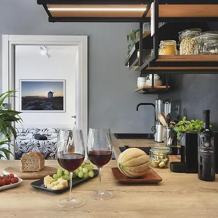 Place To Be - Center * Pula